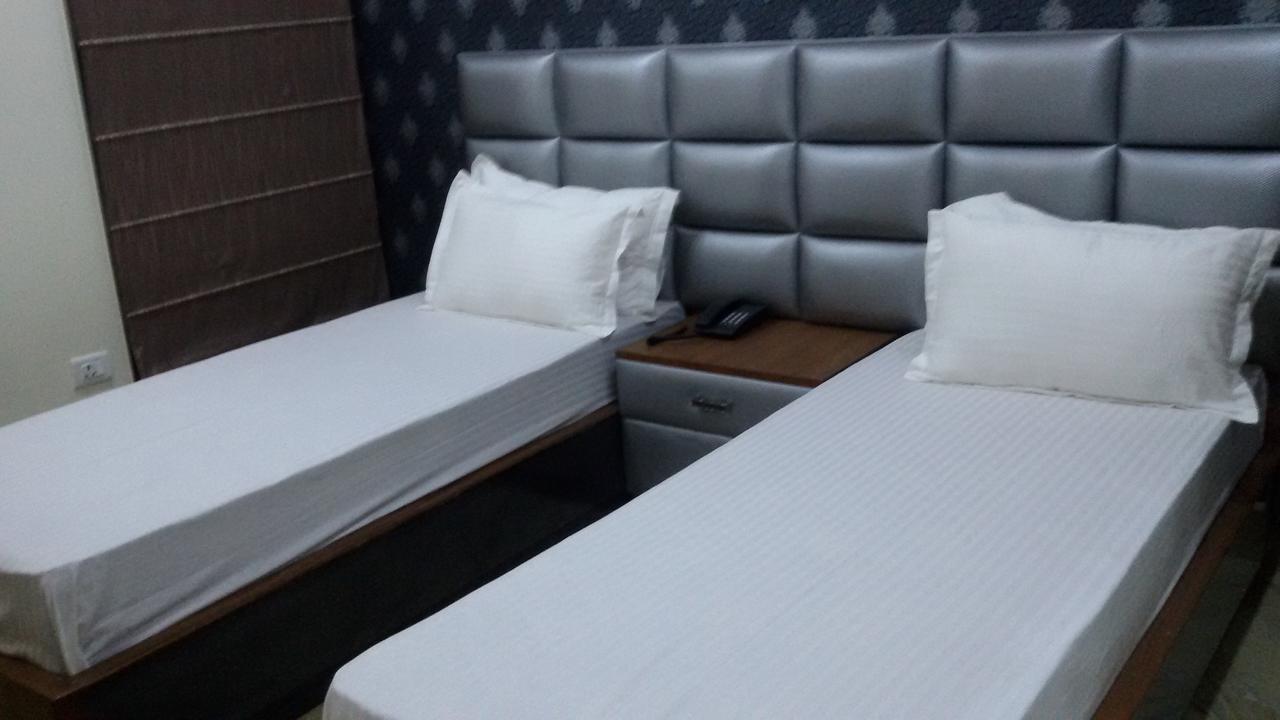 Hotel Royal International Ню Делхи Екстериор снимка