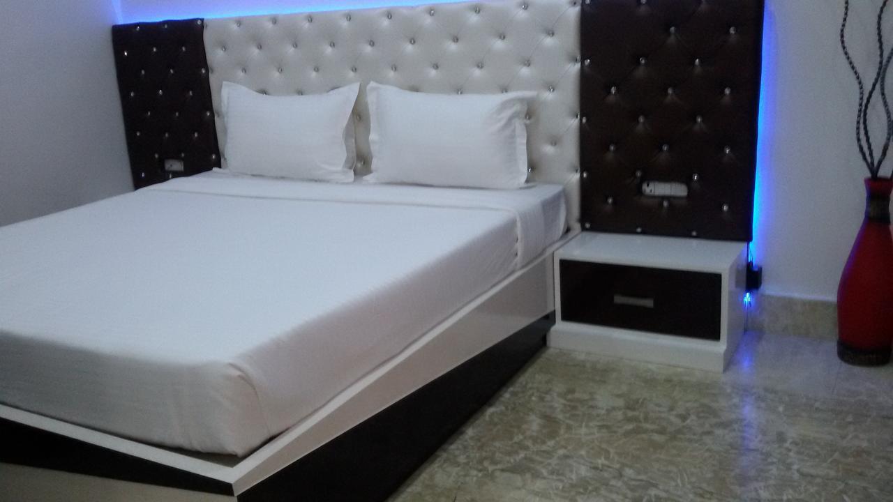 Hotel Royal International Ню Делхи Екстериор снимка
