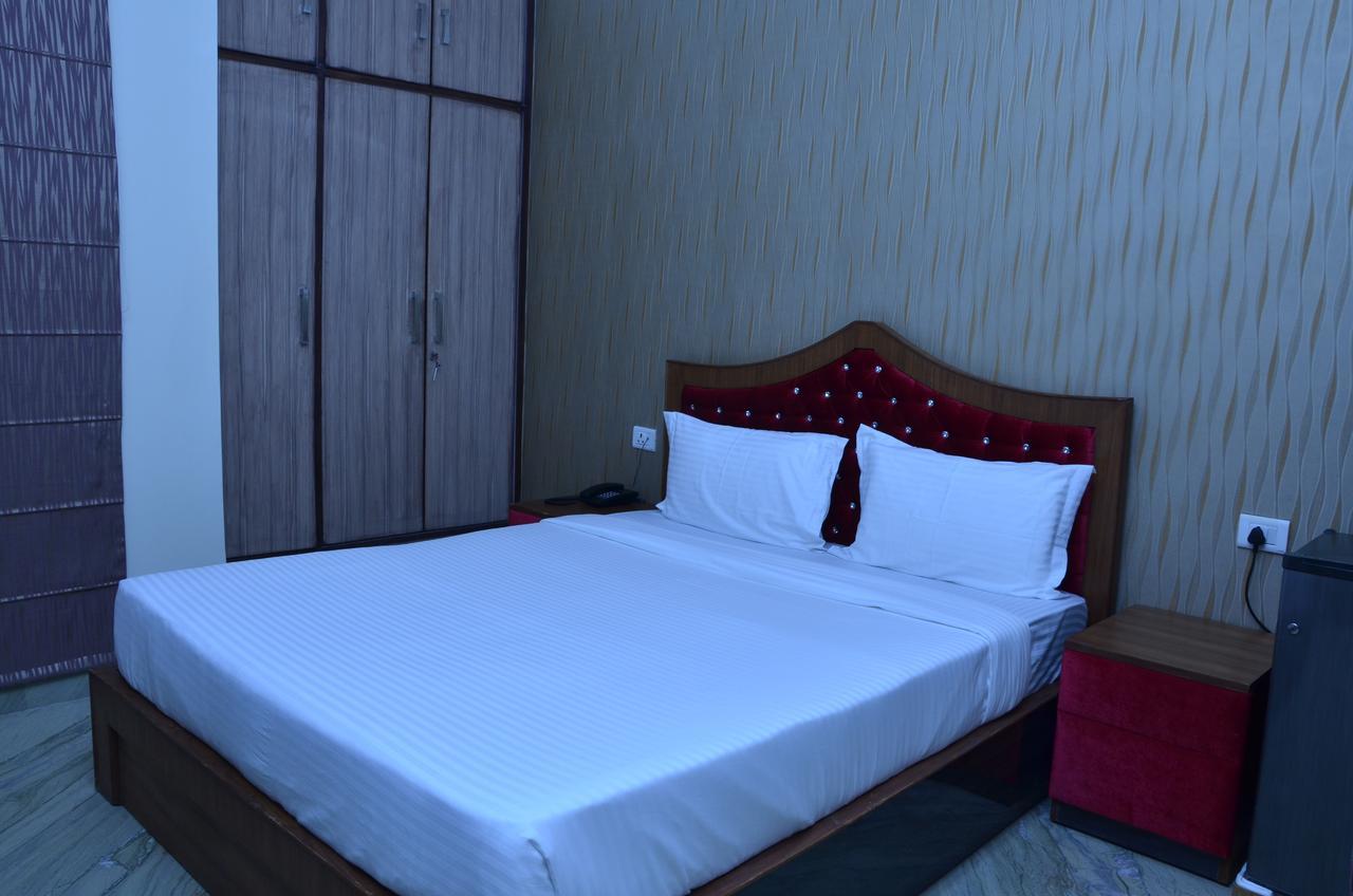 Hotel Royal International Ню Делхи Екстериор снимка