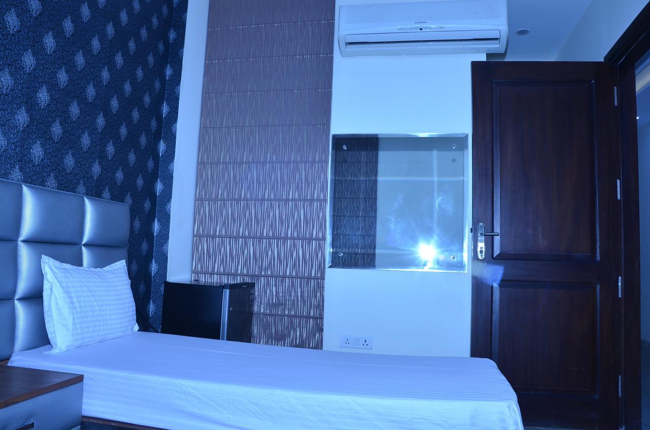 Hotel Royal International Ню Делхи Екстериор снимка