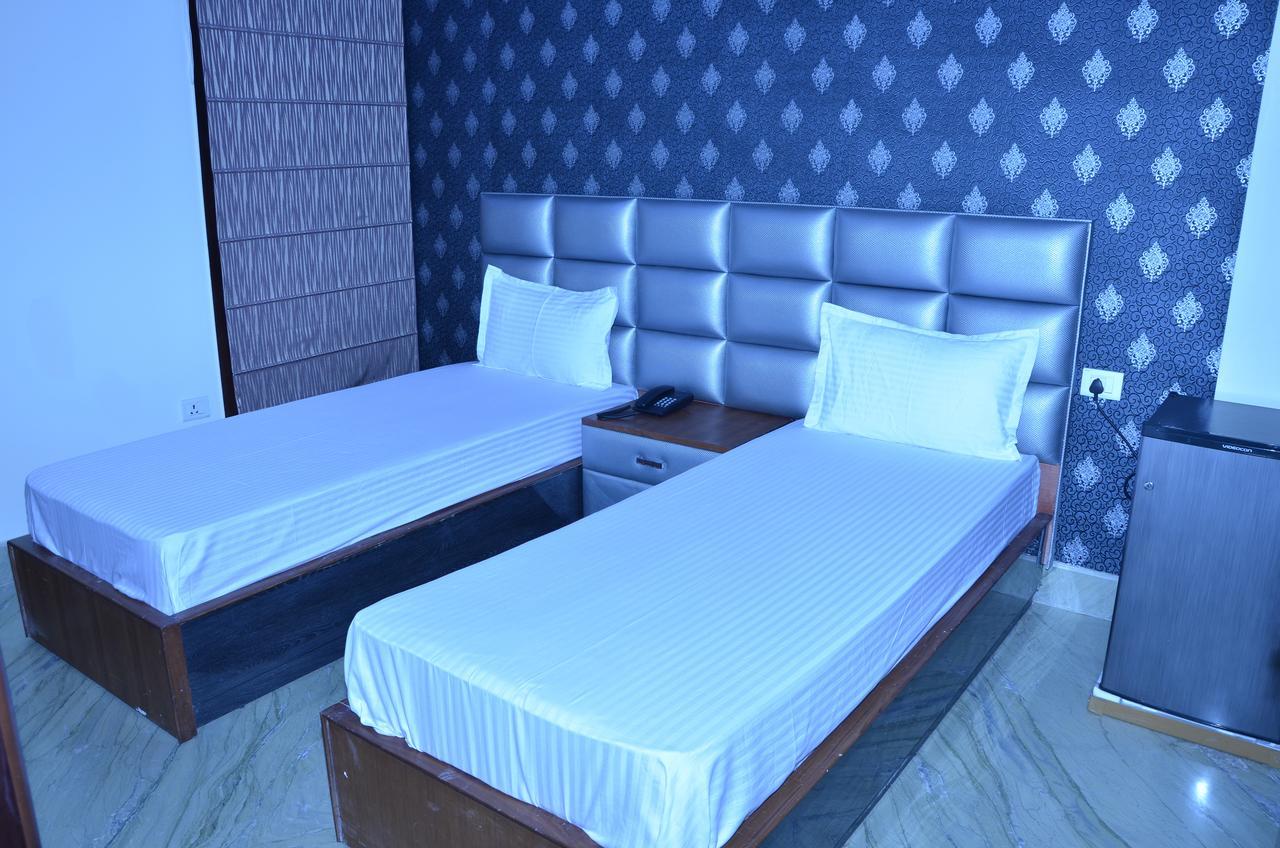 Hotel Royal International Ню Делхи Екстериор снимка