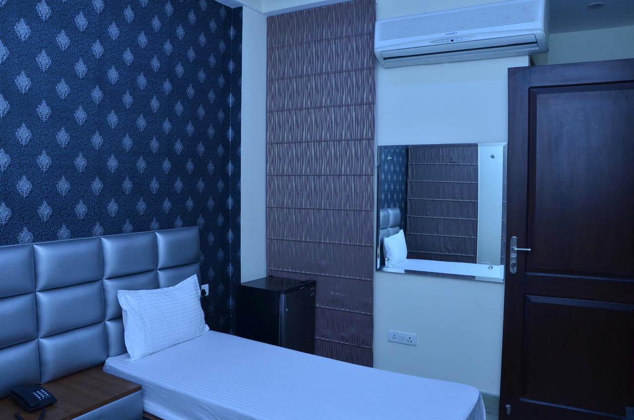Hotel Royal International Ню Делхи Екстериор снимка