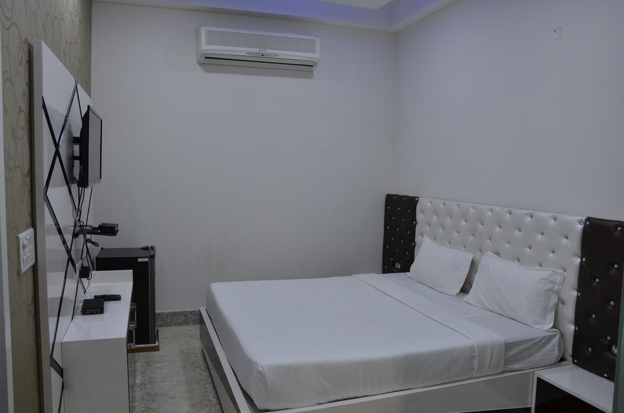 Hotel Royal International Ню Делхи Екстериор снимка